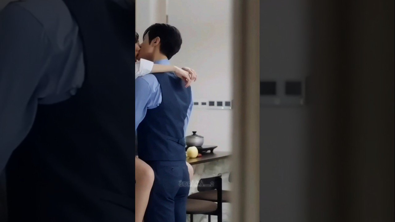 She can see ghost 🥺 #feed #kdrama #cdrama #koreandrama #chinesedrama #drama #dramacool #trending Grandma runs away from home because of him cdrama chinese.jpg